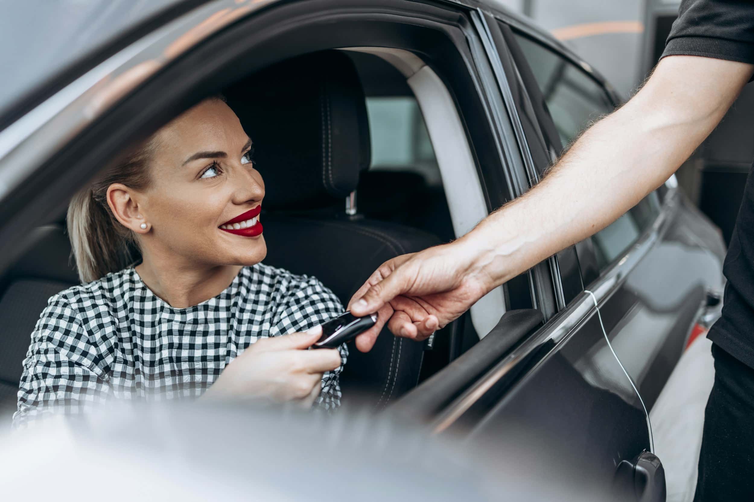 Klient saab müügiesindajalt auto võtmed