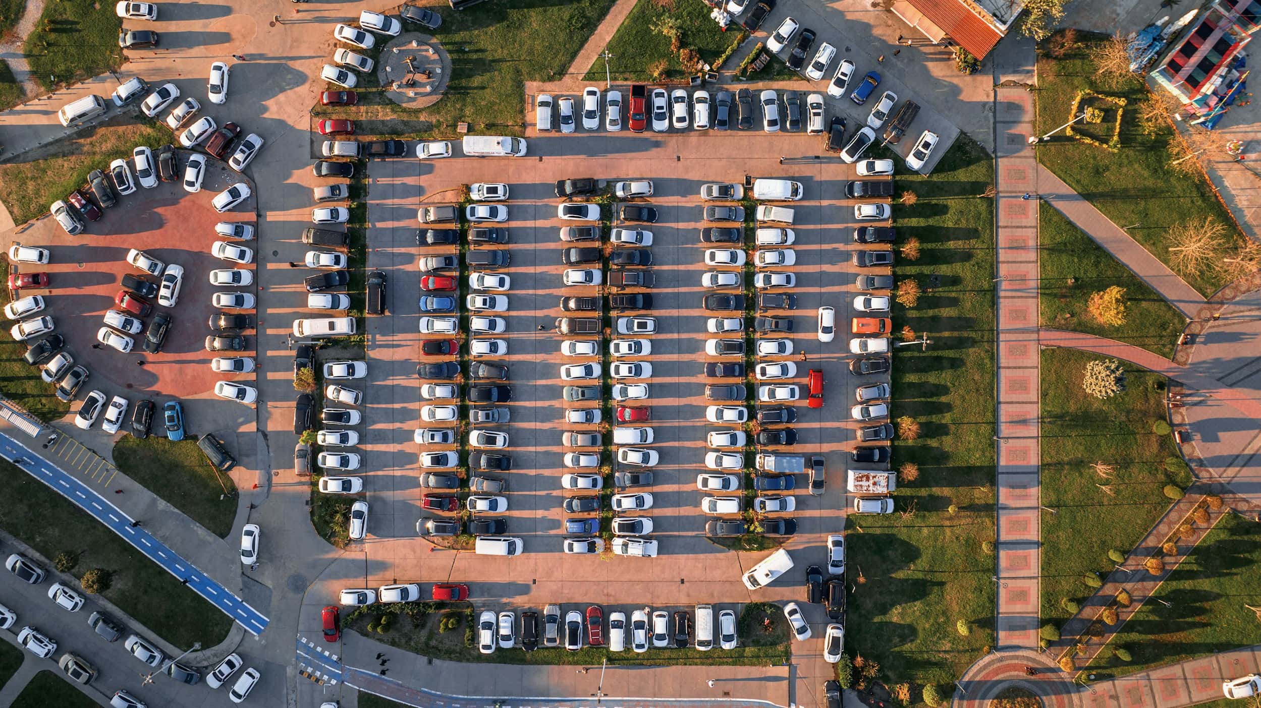 Õhuvaade suurele kasutatud autode müügiplatsile